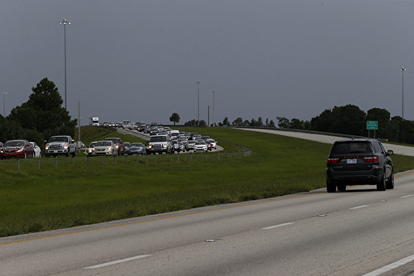 PUNTA GORDA, FL - 图为佛州 Punta Gorda，公路上交通拥塞。(Brian Blanco/Getty Images)