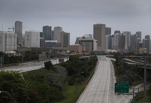 图为9月9日，佛罗里达迈阿密，公路已封闭禁止通行。 (Joe Raedle/Getty Images)