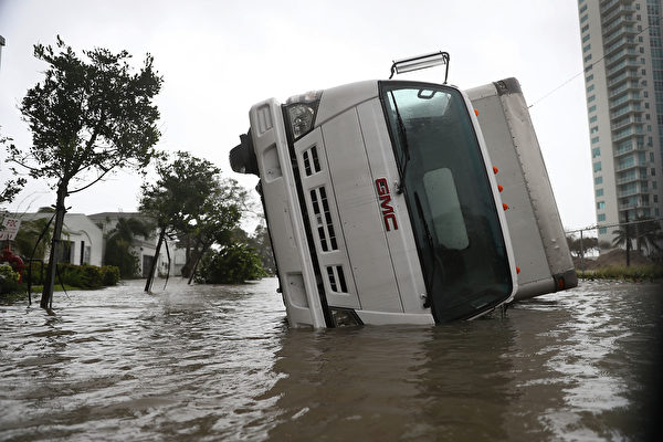 艾瑪颶風在星期天早上登陸佛羅里達州，晚間行進到邁爾斯堡，給佛州帶來大雨和狂風。(Joe Raedle/Getty Images)