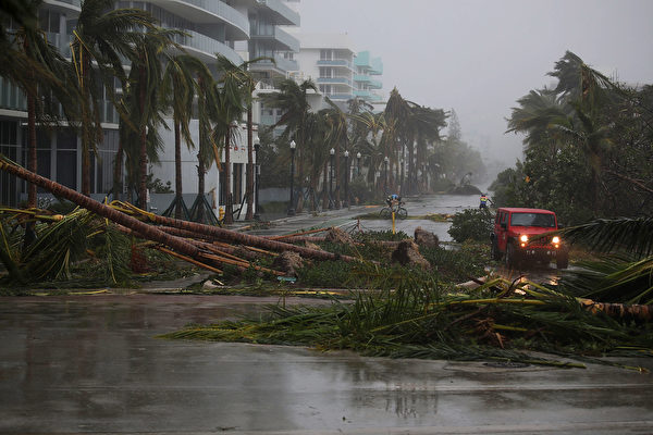 艾玛飓风在星期天早上登陆佛罗里达州，晚间行进到迈尔斯堡，给佛州带来大雨和狂风。(Joe Raedle/Getty Images)