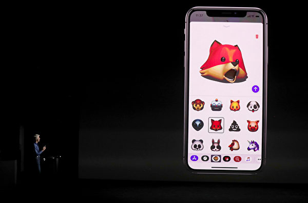 iPhone X具有面部表情扫描及辨识的解锁功能，以及结合Emoji 和 Animation 的Animoji功能。(Justin Sullivan/Getty Images)