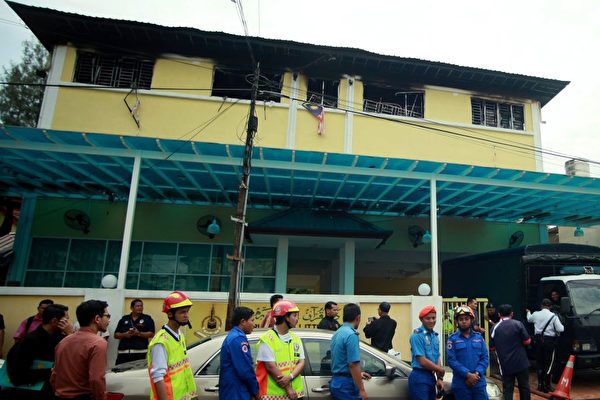  马来西亚吉隆坡一所宗教寄宿学校14日早上发生大火，至少24人葬身火海，其中大部分是学生，他们因受困于火场内惨遭烧死。吉隆坡官员表示，这是马来西亚20年来最严重的火灾之一。 (SADIQ ASYRAF/AFP/Getty Images)