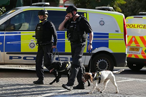 9月15日伦敦Parsons Green地铁站发生爆炸。图为现场带着警犬的警察。( DANIEL LEAL-OLIVAS/AFP/Getty Images)