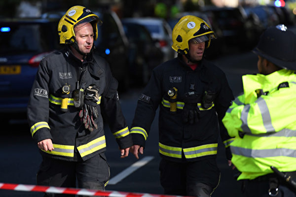 9月15日伦敦Parsons Green地铁站发生爆炸。图为消防队员赶到现场。( DANIEL LEAL-OLIVAS/AFP/Getty Images)