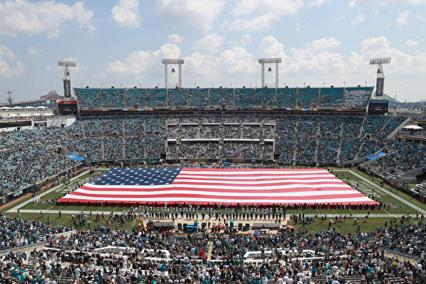 川普（特朗普）9月22日嚴厲批評這些球員不尊重美國國旗，應被解僱。圖為賽場上大幅美國國旗。(Photo by Scott Halleran/Getty Images)