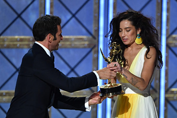 Hulu剧集《仕女的故事》（The Handmaid's Tale）女导演Reed Morano接受剧情类最佳导演奖。（FREDERIC J. BROWN/AFP/Getty Images)