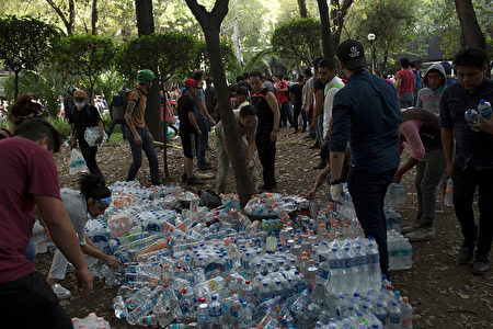 MEXICO CITY, MEXICO - SEPTEMBER 19: The army and the nighbours of the Condesa district, gathered at Parque EspaÃ±a to organice 1st aid posts, on September 19, 2017 in Mexico City, Mexico. (Photo by Rafael S. Fabres/Getty Images)