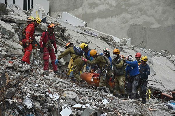 救援现场，人们在加紧搜救。(YURI CORTEZ/AFP/Getty Images)