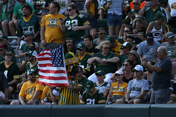 美國球迷揮舞國旗看比賽。(Dylan Buell/Getty Images)