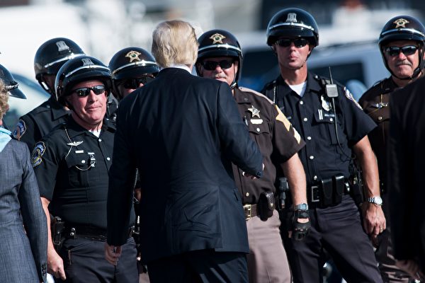 US President Donald Trump speaks with motorcycle police before boarding Air Force One at Indianapolis International Airport September 27, 2017 in Indianapolis, Indiana. / AFP PHOTO / Brendan Smialowski (Photo credit should read BRENDAN SMIALOWSKI/AFP/Getty Images)