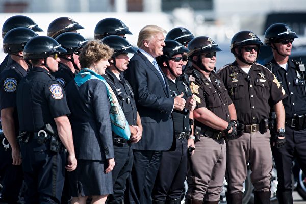 在登機前，川普還在停機坪上和摩托車警察握手拍照。(BRENDAN SMIALOWSKI/AFP/Getty Images)