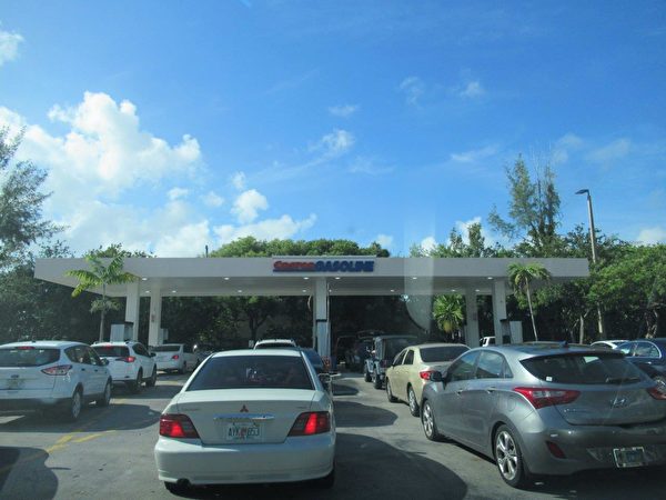 Costo 油站是为数非常少的有汽油供应的加油站。 （李明杰/大纪元） 