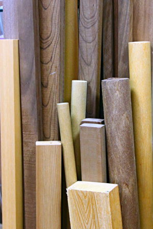 TPE人造木材仿造的各類木頭，紋理與色相維妙維肖。（賴友容／大紀元）