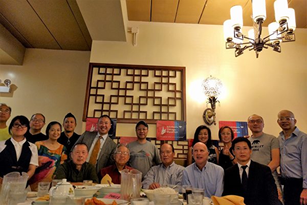 芝加哥马拉松比赛执行主任Pinkowski（前排右二） 和华人社区人士合影。（唐明镜/大纪元）