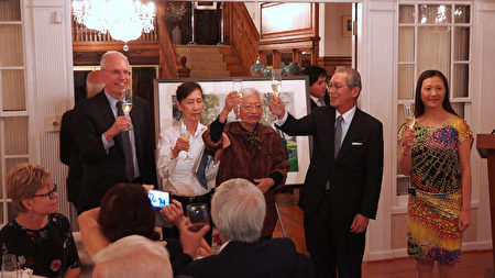 中華民國駐美代表高碩泰夫婦（右二和右一）﹑美國在台協會執行理事羅瑞智（左一）與攝影大師柯錫杰(左三)共同舉杯祝酒。（方明／大紀元）