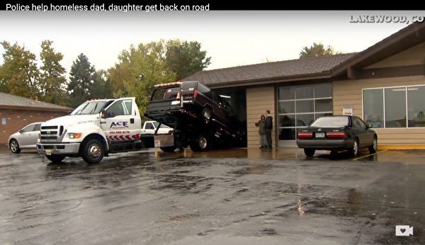 史維克哈德的汽車被拖進修車行，拖車公司和修車公司被警官布特勒的話語感動，免費為史維克哈德提供服務。（視頻截圖）