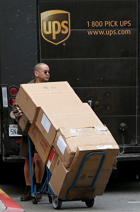 UPS货车司机在送货。（Justin Sullivan/Getty Images）