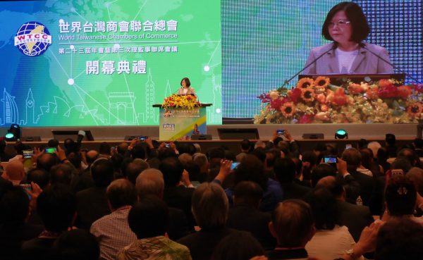 總統蔡英文25日出席「世界台灣商會聯合總會第23屆年會」，並邀請所有台商利用景氣復甦的機會，加碼投資國內市場。（方金媛／大紀元）