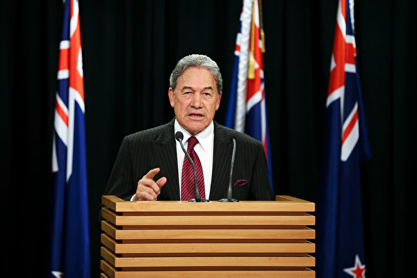 新西蘭優先黨黨魁彼得斯於今年9月在新聞發布會發言上。(Hagen Hopkins/Getty Images)