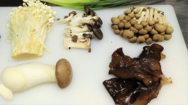 把五种菇类稍微切段或用手撕即可(杏鲍菇、金针菇、木耳、鸿喜菇、黑蚝菇)。(图：奥莉薇小姐/大纪元)