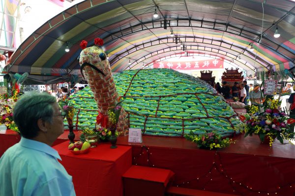 五穀龜重達13,660台斤、長24尺寬20尺，由五農米推疊。（曾漢東／大紀元）