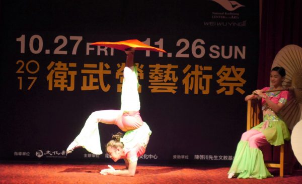 師承國寶雜技大師李棠華的王光華所帶領的新象創作劇團也有精彩表演。 （方金媛／大紀元）