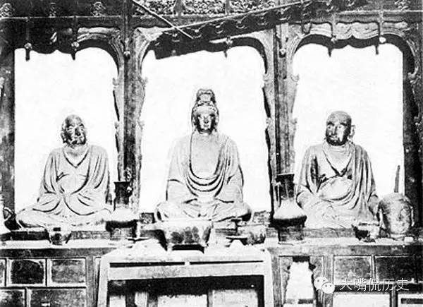 少林寺內的六祖殿，中間是觀音菩薩、左邊是達摩祖師、右邊是慧可禪師。（公有領域）