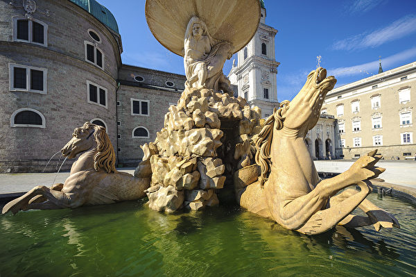 主教府邸廣場上巴洛克式的宮殿噴泉。（Residenzbrunnen） （薩爾茨堡旅遊局提供）