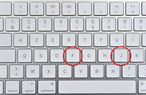 键盘上的F键和J键为什么会有小杠杠呢？（LOIC VENANCEAFPGetty Images/大纪元制图）