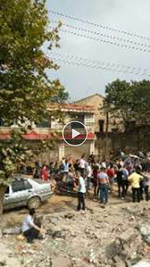 湖南湘潭市化工厂职工因宿舍强拆而维权数月无果。(视频截图)