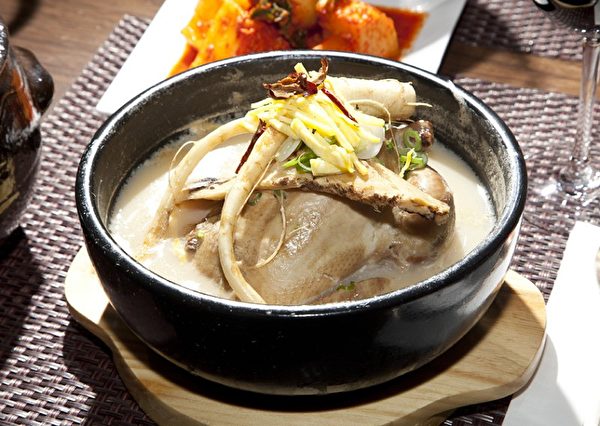 参鸡汤，它是肉类食品和滋补食品的完美组合，也是最具代表性的韩国宫廷料理之一。（李今春/大纪元）