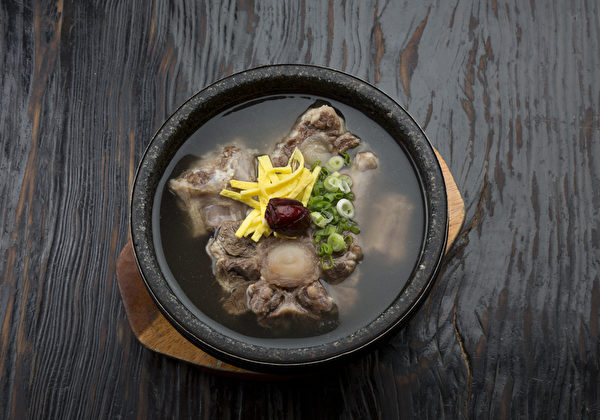 牛尾湯也是食客們推崇的美味保養湯品之一。 （張學慧/大紀元）