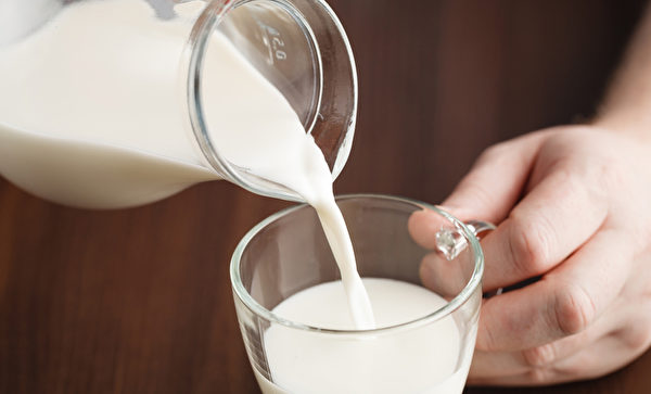 富含鈣質的食物之八：牛奶。(shutterstock)