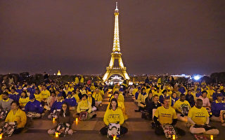 巴黎艾菲尔铁塔前 法轮功学员烛光守夜