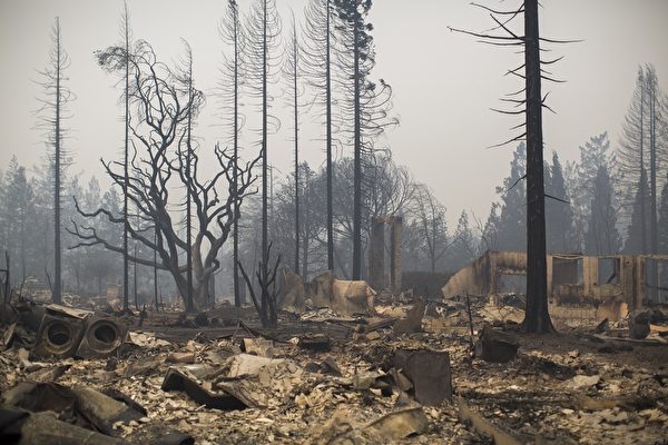 北加州發生有史以來最慘重的火災，已造成21人死亡、近3000人失聯，至少3500棟建築物燒毀。圖為2017年10月10日，加州聖塔羅莎，一處住宅區的建物幾乎全部被燒光。(David McNew/Getty Images)