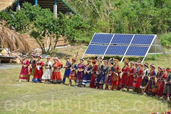 台东达鲁玛克民族朝向100%绿能部落前进，“原住民部落庆典舞与太阳能板”照片很有故事性。（陈秉亨提供）