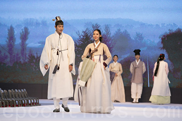 为了庆祝“第21届韩服节”，10月20日晚上在首尔景福宫举行韩服秀。韩国文化体育观光部和韩国工艺设计文化振兴院主办的这次庆祝活动的主题是“我的骄傲，我的韩服”。为了更好的向全世界弘扬韩服的优美与价值，委任韩国明星申世炅等四人为今年的“韩服宣传大使”。 （全景林／大纪元）