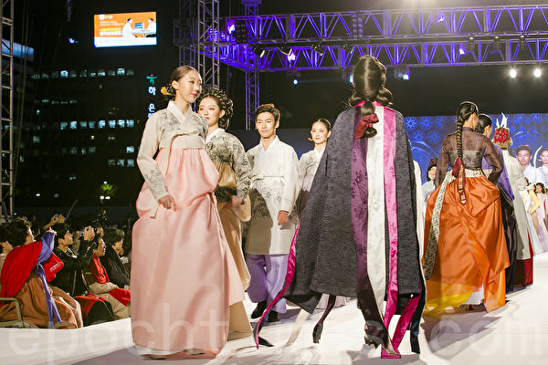 为了庆祝“第21届韩服节”，10月20日晚上在首尔景福宫举行韩服秀。韩国文化体育观光部和韩国工艺设计文化振兴院主办的这次庆祝活动的主题是“我的骄傲，我的韩服”。为了更好的向全世界弘扬韩服的优美与价值，委任韩国明星申世炅等四人为今年的“韩服宣传大使”。 （全景林／大纪元）