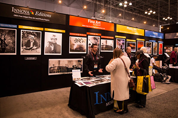 2017年10月25-28日，纽约国际摄影器材博览会在纽约曼哈顿贾维茨中心举行。来自世界各地的摄影器材厂商展示新品举办讲座。（戴兵／大纪元）
