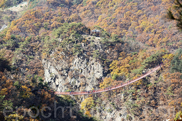 10月30日韓國京畿道坡州紺岳山楓景。（全景林／大紀元）