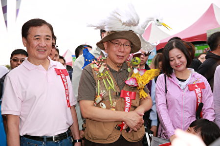 台北市长柯文哲头戴白鹭鸶的帽子，身穿鸟装。（许基东／大纪元）