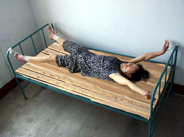中共监狱酷刑演示图，吊铐床架（明慧网）