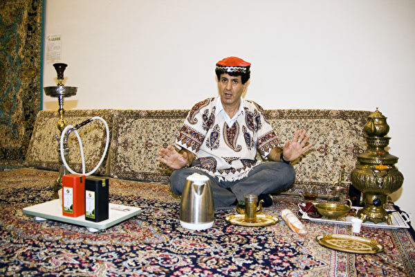 来自伊朗的夏殷为波斯茶席进行解说与示范。（彭秋燕／大纪元）