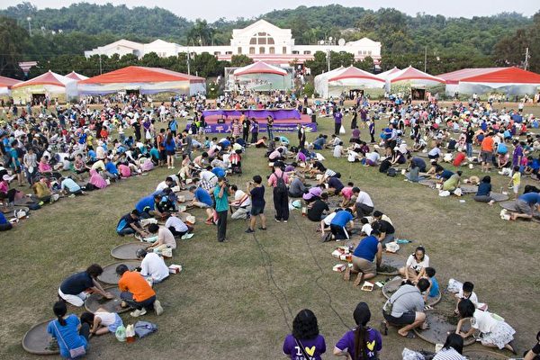 茶葉博覽會於10月10日在南投中興新村大操場舉辦千人揉茶活動。（彭秋燕／大紀元）