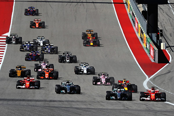 F1美國站，比賽開始進入第一個彎道，法拉利車手維特爾（右一）過掉漢密爾頓瞬間。 (Mark Thompson/Getty Images)