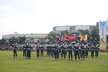 陆军仪队26位队员，以“戍卫先锋”操枪表演为活动揭开序幕。（曾汉东／大纪元）