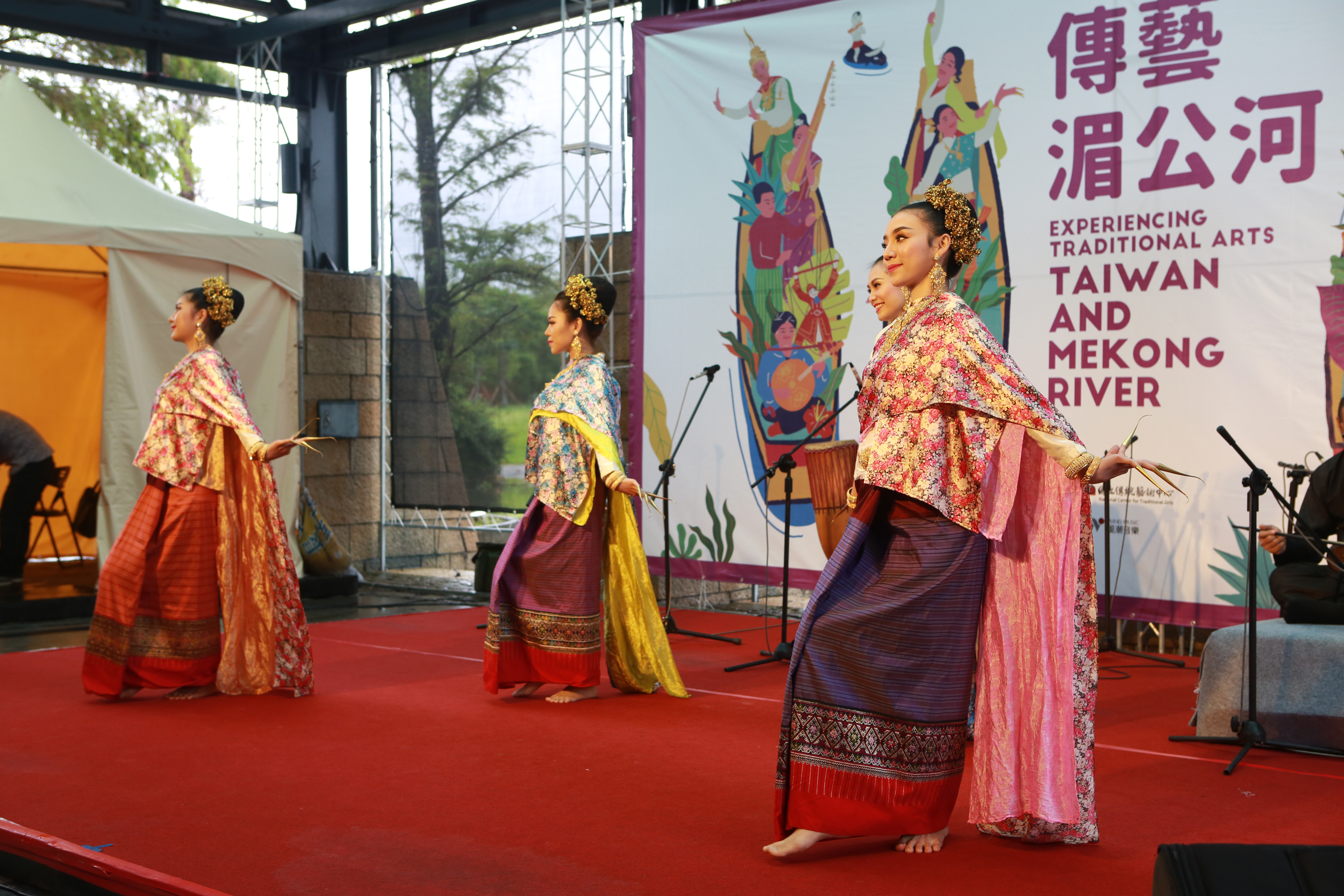 泰國泰美好南風藝術團表演《指甲舞》。（曾漢東／大紀元）