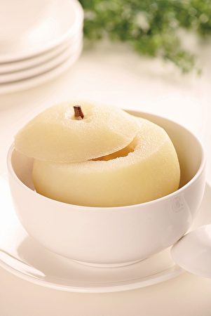 雪梨和蜂蜜都屬於性溫的食物,常食用能潤肺。(Fotolia)