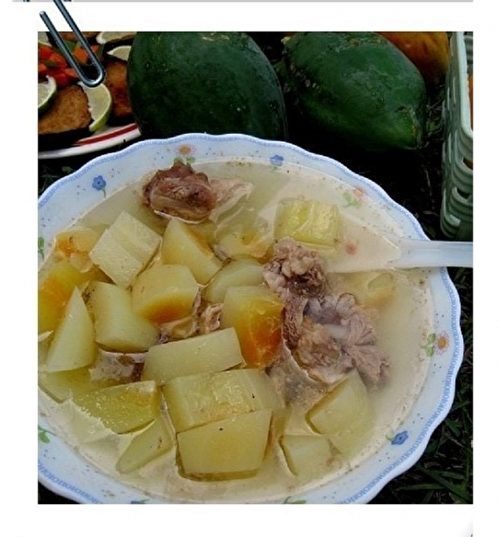 加入排骨熬製的木瓜湯滋陰潤肺。(楊美琴/大紀元)