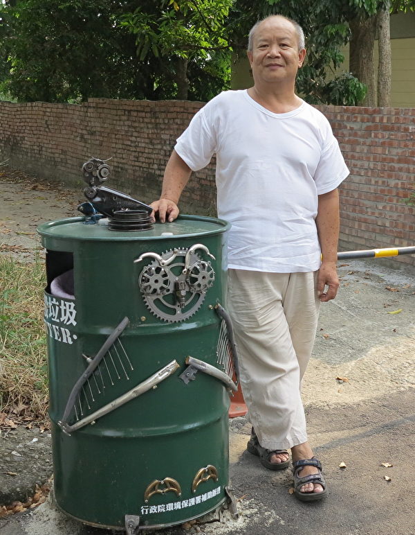 在光复新村角落站岗的猫头鹰垃圾桶，把猫头鹰休息的模样表现出来。（邓玫玲／大纪元）